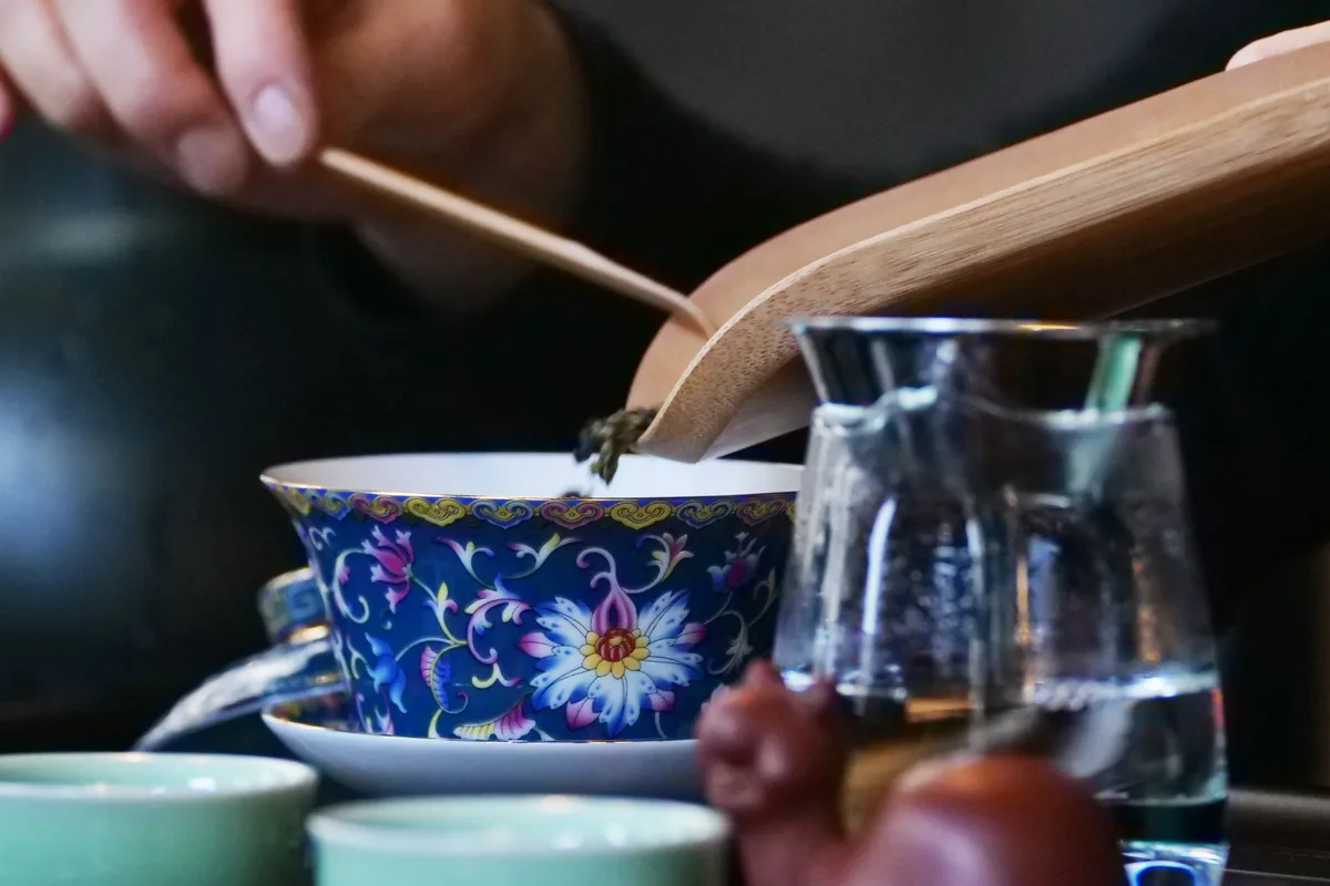 Teezeremonie im Yulu Teahouse in Uster.